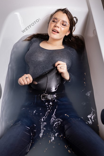 best jeans wetlook bath no bra wetfoto