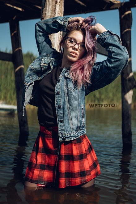 wetfoto girl get wet pantyhose skirt jeans jacket