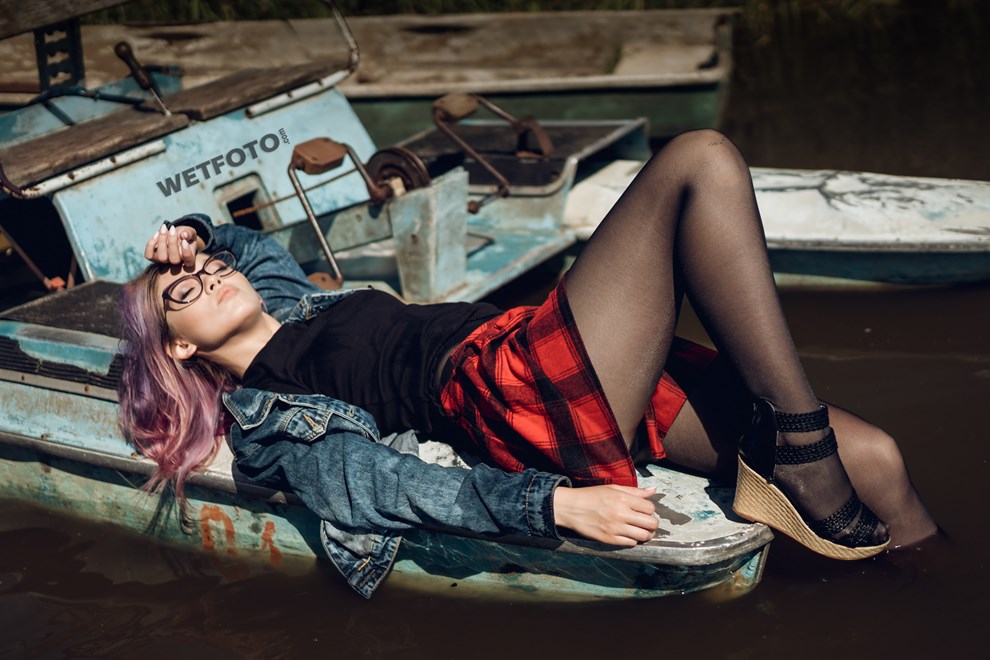 wetfoto girl get wet pantyhose skirt jeans jacket