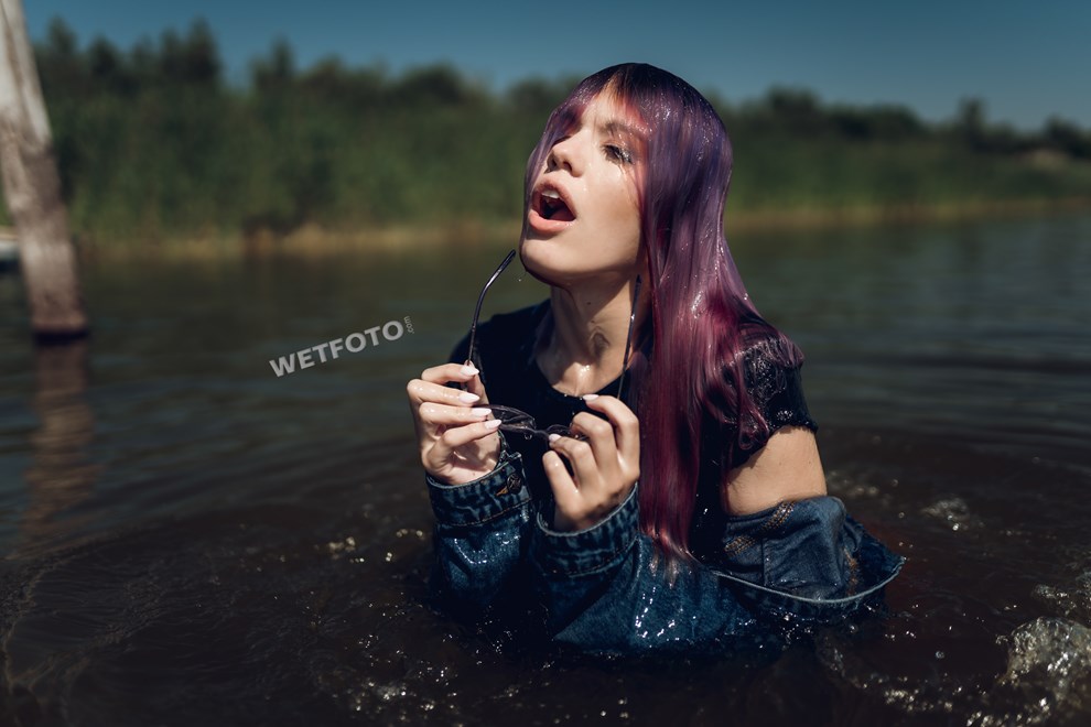wetfoto girl get wet pantyhose skirt jeans jacket
