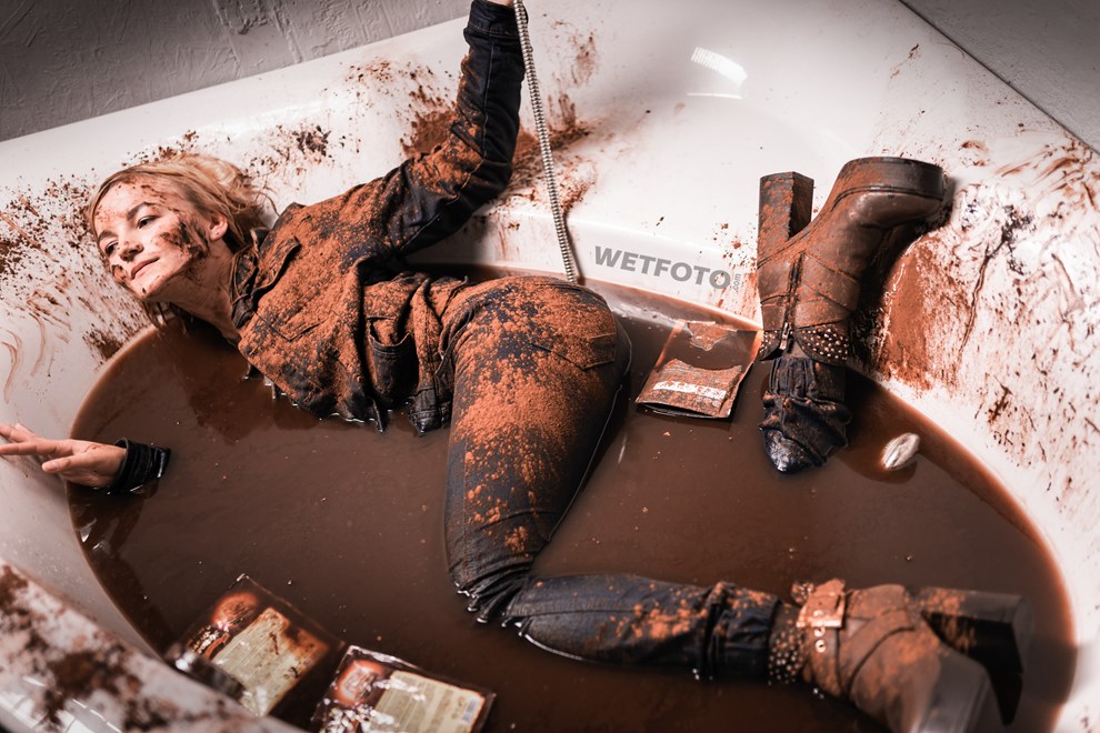 wetfoto wet girl messy wam bath dirty jeans shoes