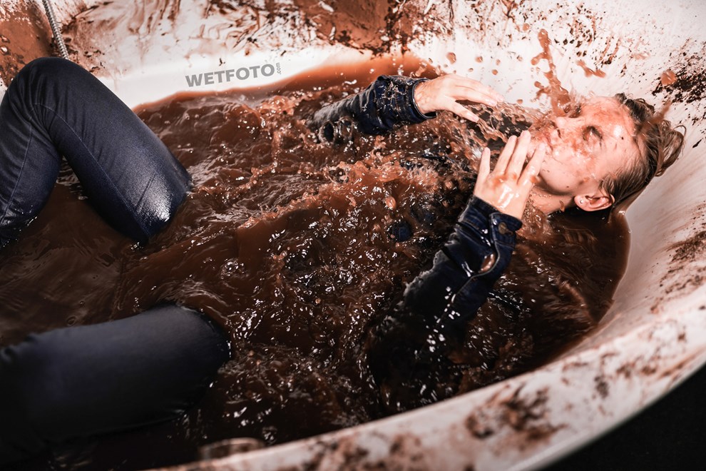 wetfoto wet girl messy wam bath dirty jeans shoes