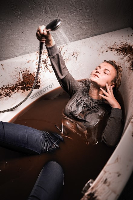 wetfoto wet girl messy wam bath dirty jeans shoes