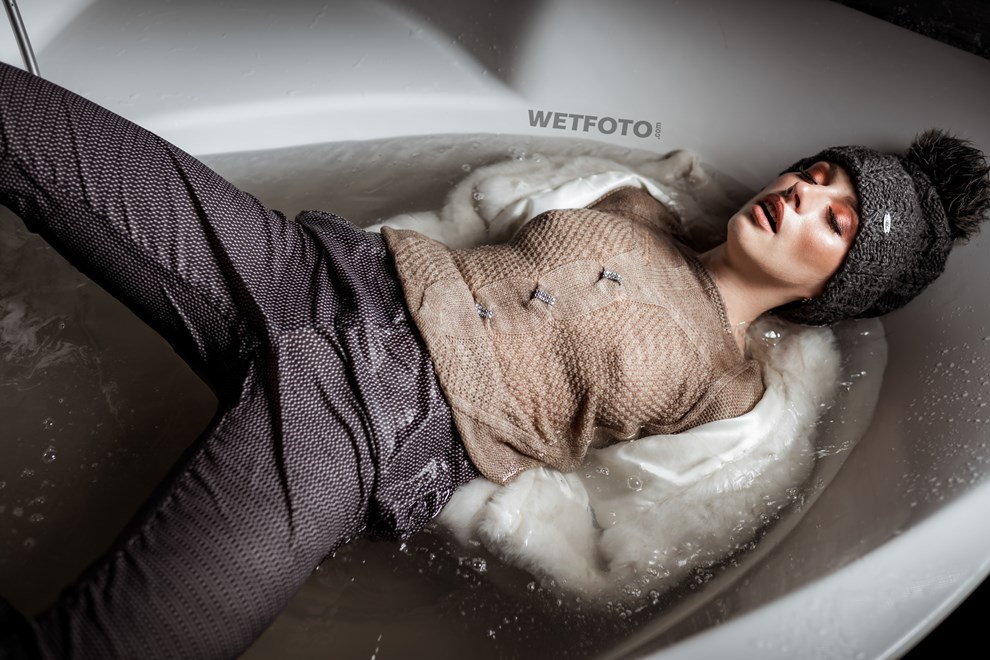 wetlook girl winter clothes wet fur coat wetfoto