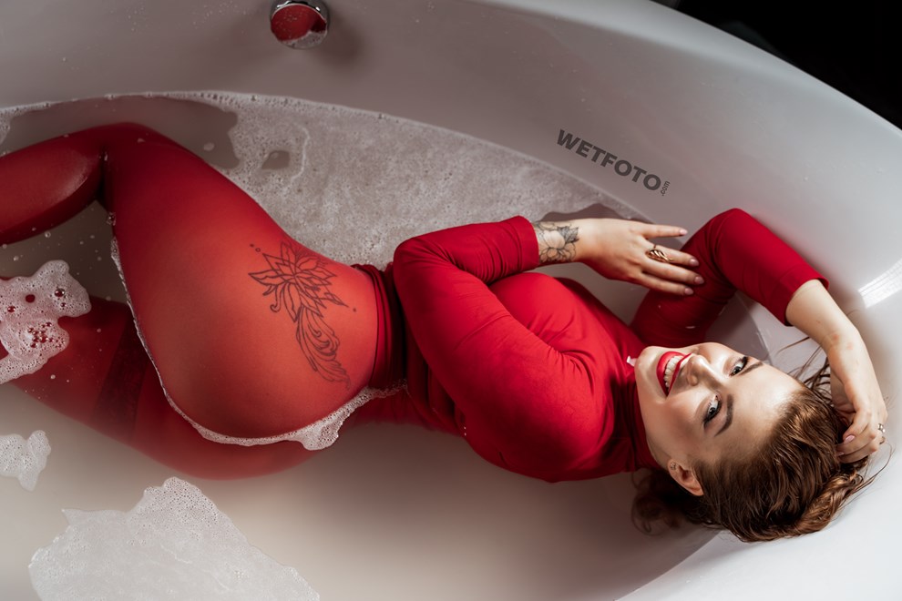 wetlook girl wet red golf pants wetfoto