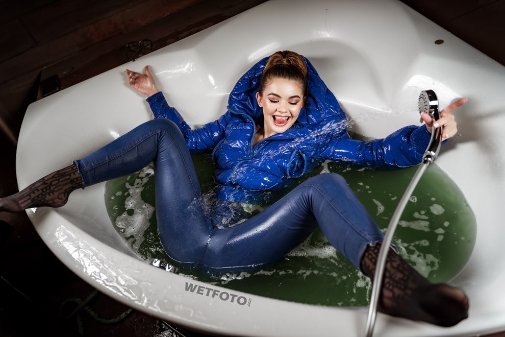 wetlook winter blue jacket jeans bath wetfoto