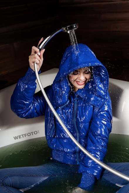 wetlook winter blue jacket jeans bath wetfoto