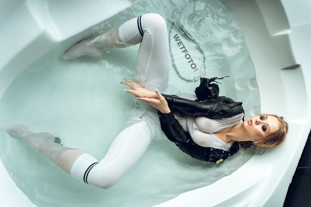 wetlook girl sport outfit