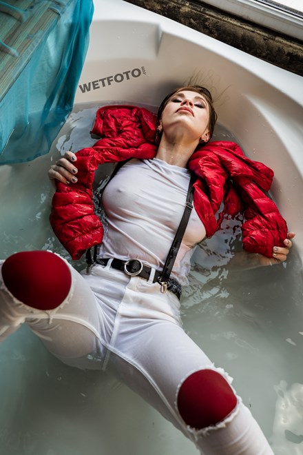wetlook wetfoto white jeans