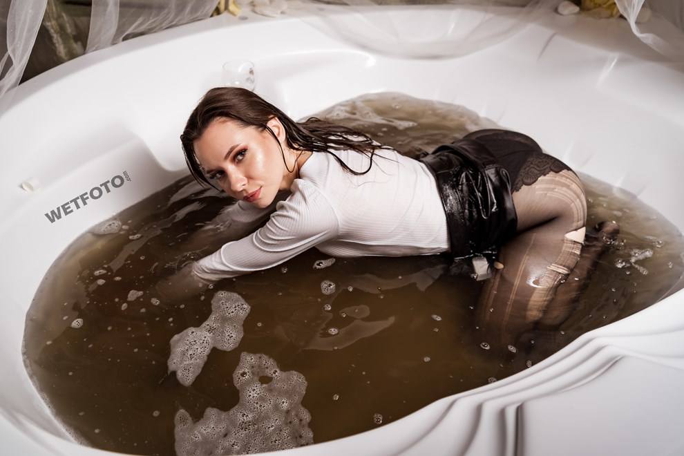 wet pantyhose skirt wetfoto