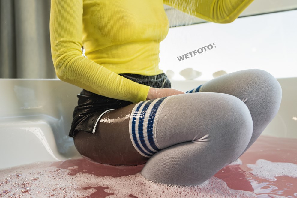 wetfoto wet black pantyhose