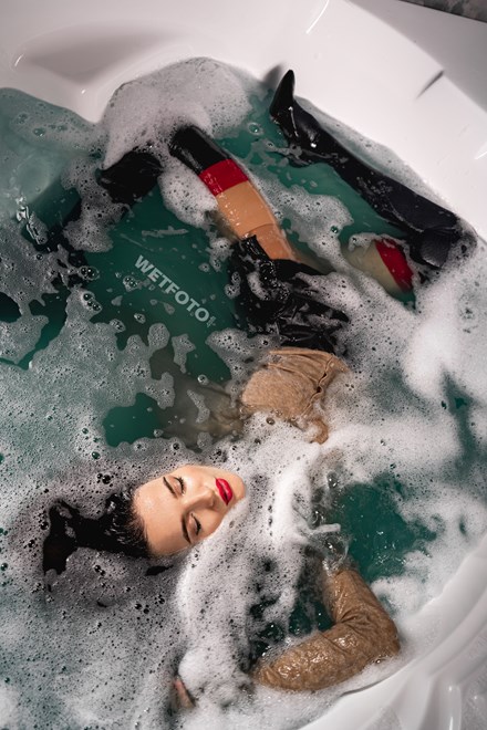 wetfoto wet business woman