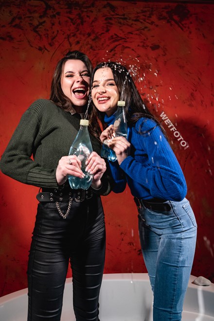 two wet girls wetfoto